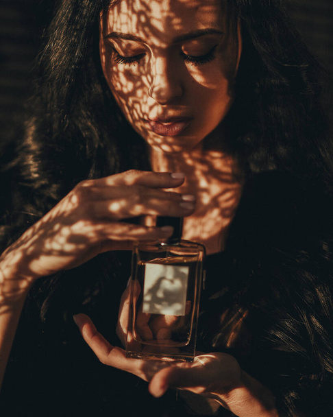 Retrato de una morena con perfume
 - Foto, Imagen