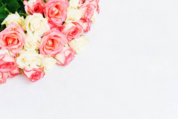 Strauss aus rosa und weißen Rosen auf hellem Hintergrund. Feiertags-Hintergrund. Muttertag, Valentinstag, Geburtstagsfeier. Kopierraum für Text, Ansicht von oben - Foto, Bild