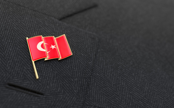 Pin de solapa de bandera de Turquía en el cuello de un traje de negocios
 - Foto, imagen