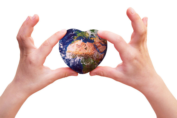 Aarde in de vorm van een hart in de handen - Foto, afbeelding
