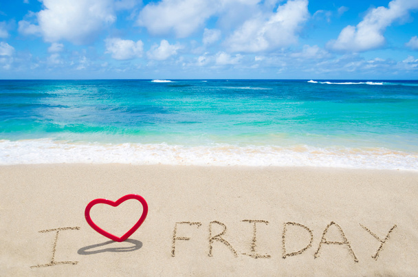 Знак "Я люблю п'ятницю" на піщаному пляжі
 - Фото, зображення