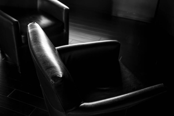 Dramática iluminación oscura en cómoda silla de oficina
 - Foto, Imagen