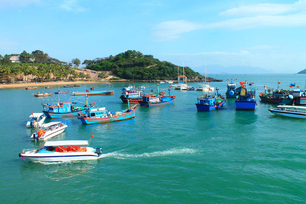 ベトナムのニャチャン市でボートやセーリングボートとの堤防 - 写真・画像