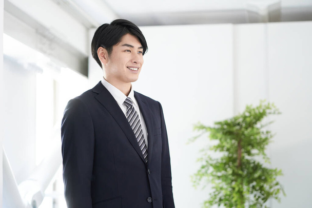 Ein japanischer Geschäftsmann mit einem Lächeln. - Foto, Bild