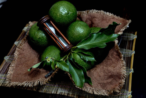μετρήστε τον ακριβή χρόνο ωρίμανσης του hass avocado με κλεψύδρα - Φωτογραφία, εικόνα