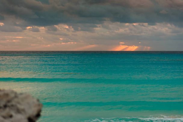 Рассвет в Карибском море. Канкунское утро. Облака в небе
. - Фото, изображение