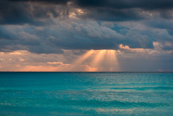 Dawn op de Caribische Zee. Cancun ochtend. Wolken in de lucht. - Foto, afbeelding