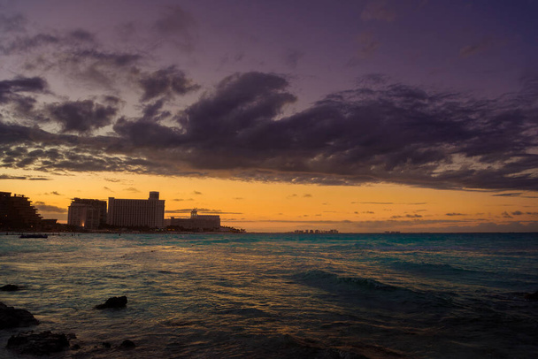 Рассвет в Карибском море. Канкунское утро. Облака в небе
. - Фото, изображение