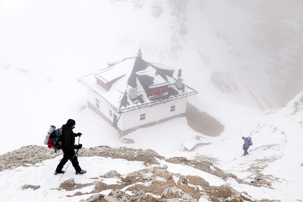 冬は山でのトレッキング - 写真・画像