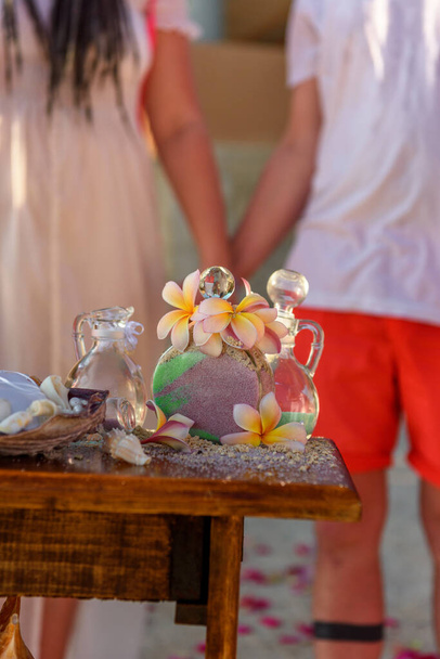 Ceremonia de arena de una pareja en la playa
 - Foto, Imagen