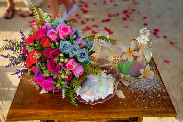 песчаная церемония на столе с красивым букетом цветов
 - Фото, изображение