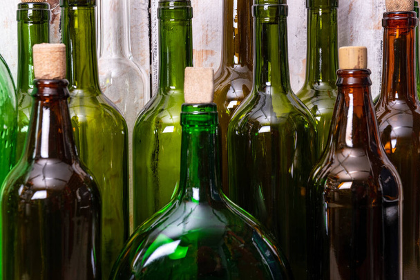 багато скляних пляшок різних кольорів і розмірів для вишуканого вина
 - Фото, зображення