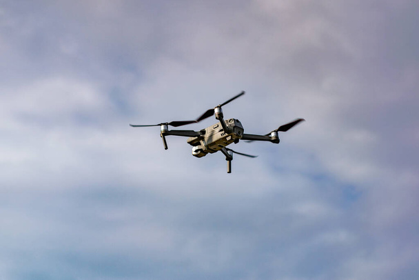Drone con fotocamera professionale che vola nel cielo blu
 - Foto, immagini