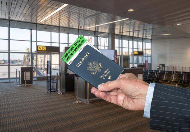 Έννοια του ανοσοποιητικού Covid-19 και αμερικανικό διαβατήριο για να δείξει ανοσία στον ιό στο αεροδρόμιο - Φωτογραφία, εικόνα