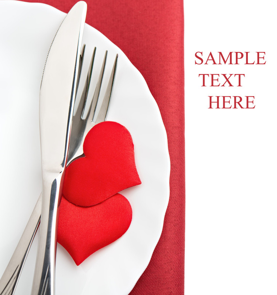 plato, tenedor, cuchillo y corazones rojos
 - Foto, Imagen
