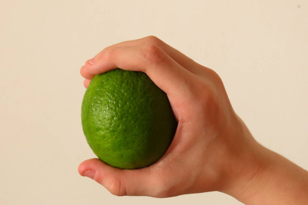 Рука тримає лимон крупним планом. Імунітет фрукти бустера
. - Фото, зображення