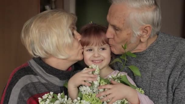Ο παππούς και η γιαγιά φιλιούνται στο κεφάλι, η εγγονή τους στο σπίτι. - Πλάνα, βίντεο