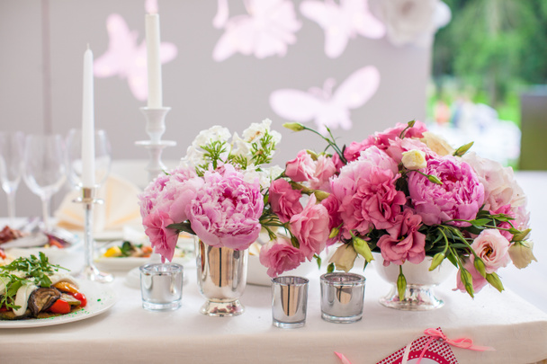 花瓶に結婚式のテーブルに牡丹の美しい明るい花束 - 写真・画像
