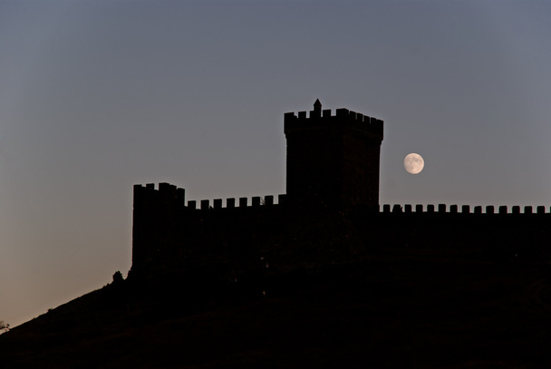 Fortaleza y luna
 - Foto, imagen
