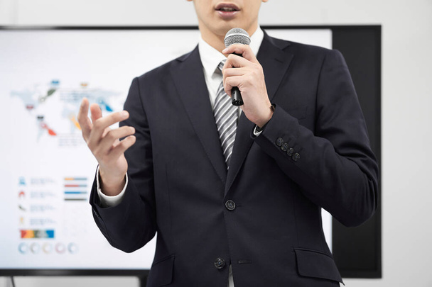 Un homme d'affaires japonais faisant une présentation
. - Photo, image