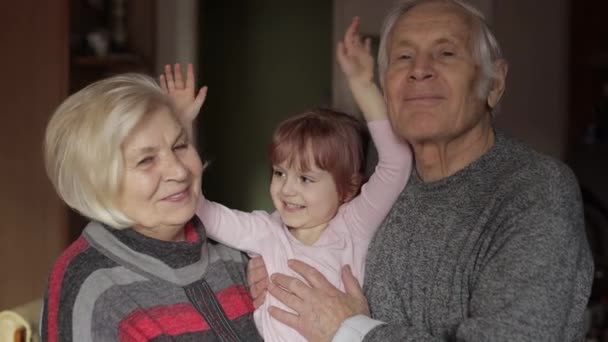 Χαμογελαστή οικογένεια παππού, γιαγιά με παιδί εγγονή στο σπίτι - Πλάνα, βίντεο