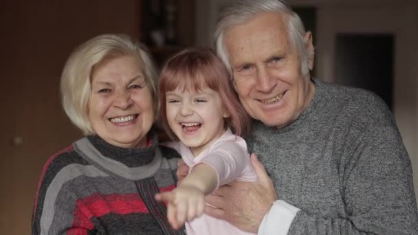 笑みを浮かべて家族の祖父、家で子供の孫娘と祖母 - 映像、動画