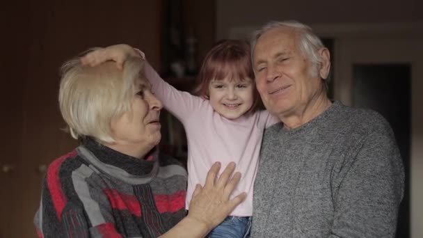 Mosolygó család nagyapa, nagymama a gyermek unokája otthon - Felvétel, videó