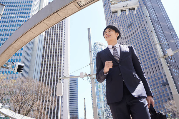 Японский бизнесмен бродит по офисному району
. - Фото, изображение