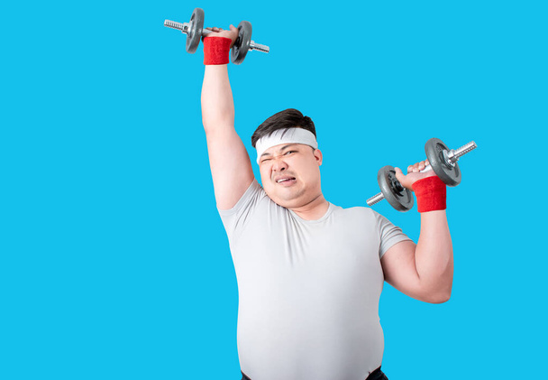Las personas gordas, los hombres jóvenes tienen sobrepeso están haciendo ejercicio levantando pesas
. - Foto, Imagen