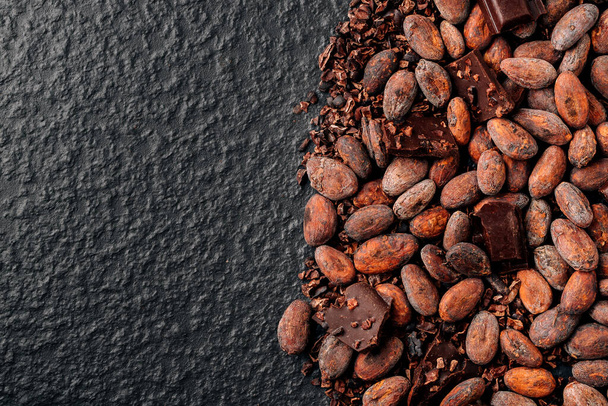 Шоколадные крошки и какао-бобы, вид сверху
 - Фото, изображение