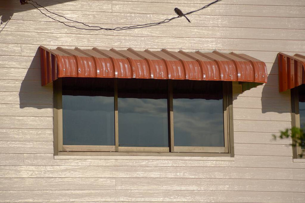 kaydırma penceresinin yağmur geçirmez tentesi - Fotoğraf, Görsel