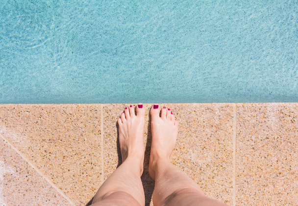 Όμορφη γυναίκα πόδια στην πισίνα - Φωτογραφία, εικόνα