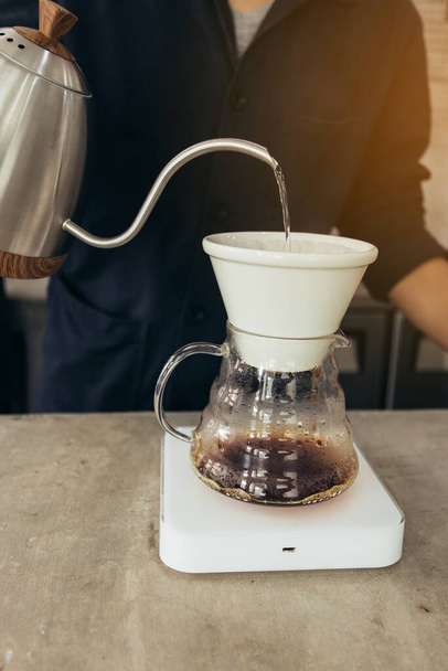 Barista elaboración de café, método de verter encima, goteo de café
 - Foto, Imagen