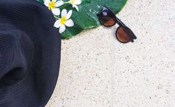 черная шляпа, солнцезащитные очки и мореходы до края бассейна
 - Фото, изображение