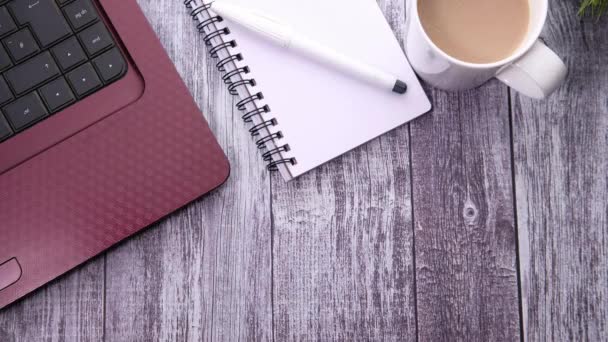 Šálek kávy, notebook a notebook se seznamem úkolů  - Záběry, video