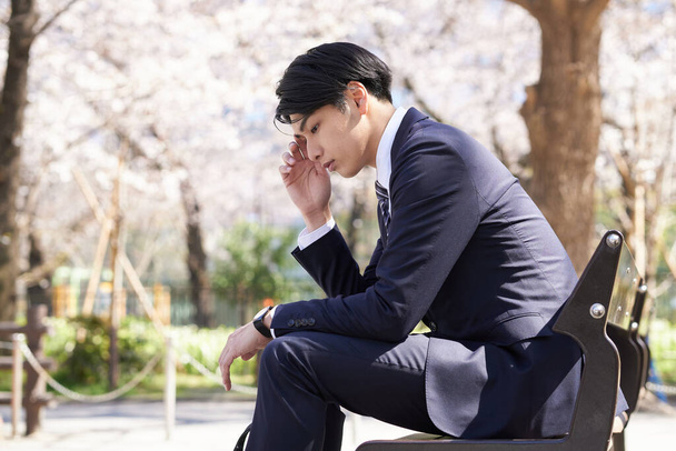 Japanse mannelijke zakenmannen die zich zorgen maken - Foto, afbeelding