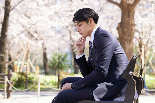 Japanse mannelijke zakenmannen die zich zorgen maken - Foto, afbeelding