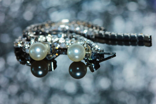 hermosos pendientes de perlas de mujer en macro para el fondo
 - Foto, Imagen
