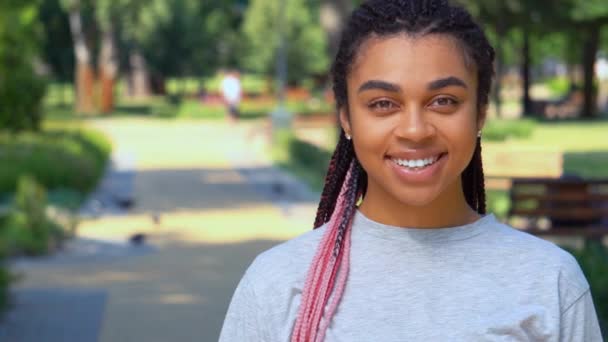 Gesicht junge Frau mit gemischter Rasse lächelt Kamera - Filmmaterial, Video