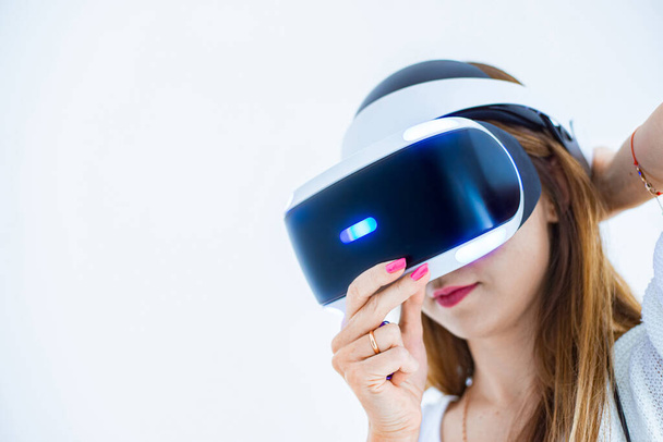 girl with virtual reality glasses - Foto, Imagen