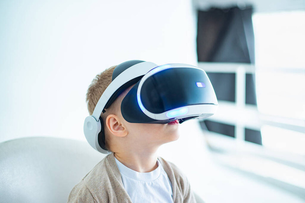 boy wearing virtual reality glasses - Fotografie, Obrázek