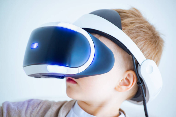 boy wearing virtual reality glasses - Foto, Bild