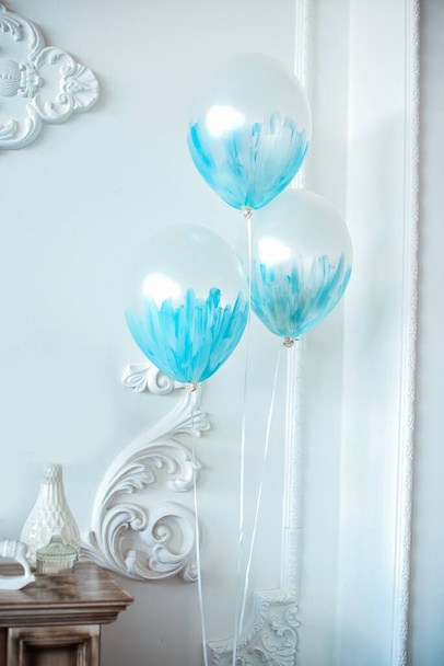 Kapalı alanda arka planda üç mavi balon. Tatil atmosferi - Fotoğraf, Görsel