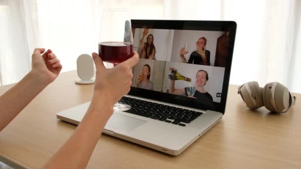 Žena mluví na video chat s přáteli - Záběry, video