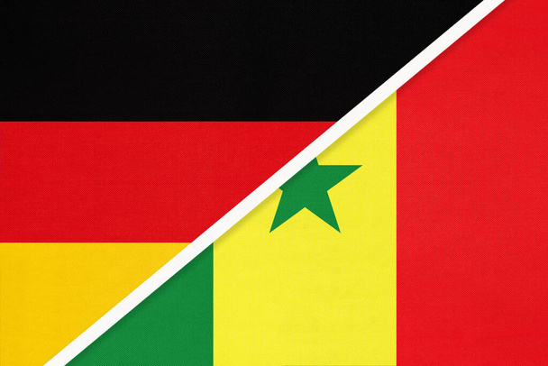 Republika Federalna Niemiec kontra Senegal, symbol dwóch narodowych flag tekstylnych. Stosunki, partnerstwo i mistrzostwa między krajami europejskimi i afrykańskimi. - Zdjęcie, obraz