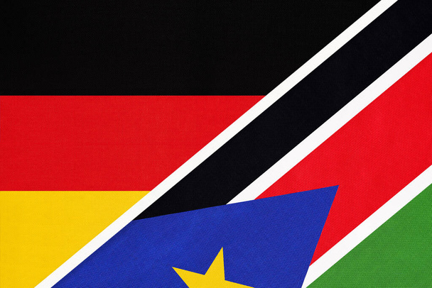 Almanya Federal Cumhuriyeti, Güney Sudan 'a karşı. Tekstil' den iki ulusal bayrağın sembolü. Avrupa ve Afrika ülkeleri arasındaki ilişki, ortaklık ve şampiyonluk. - Fotoğraf, Görsel