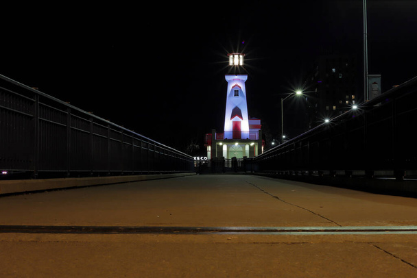 旧灯台、川の橋と夜の街.  - 写真・画像