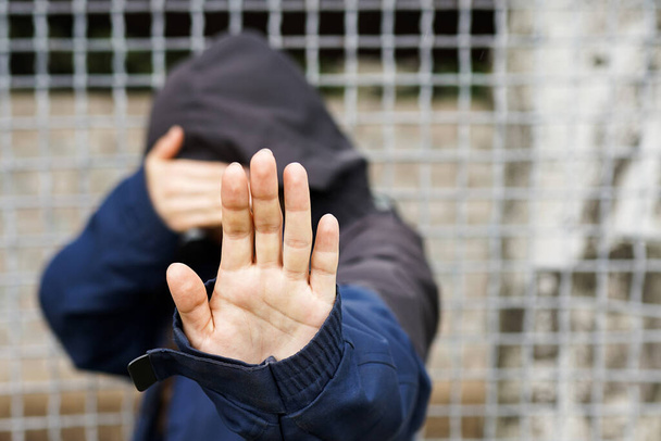 International migranten dag concept: Alleen slachtoffer vrouw staat in de buurt van hek net - Foto, afbeelding