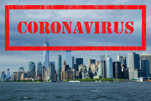Corona virus v New Yorku CIty, červený covid-19 znak na Manhattanu panorama s modrým nebem pozadí, New York cityscape, města USA - Fotografie, Obrázek