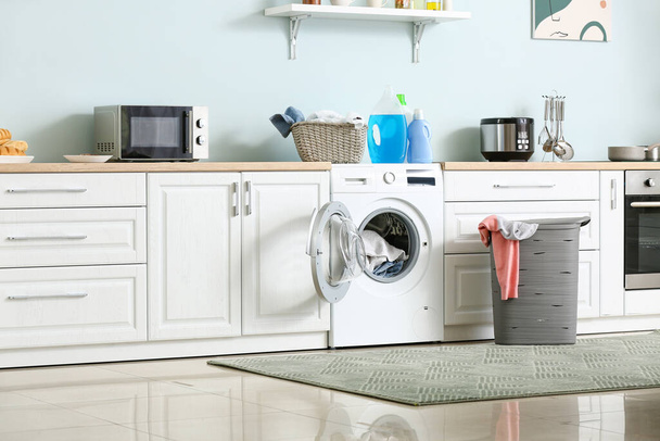 Wnętrze kuchni z nowoczesną pralką - Zdjęcie, obraz